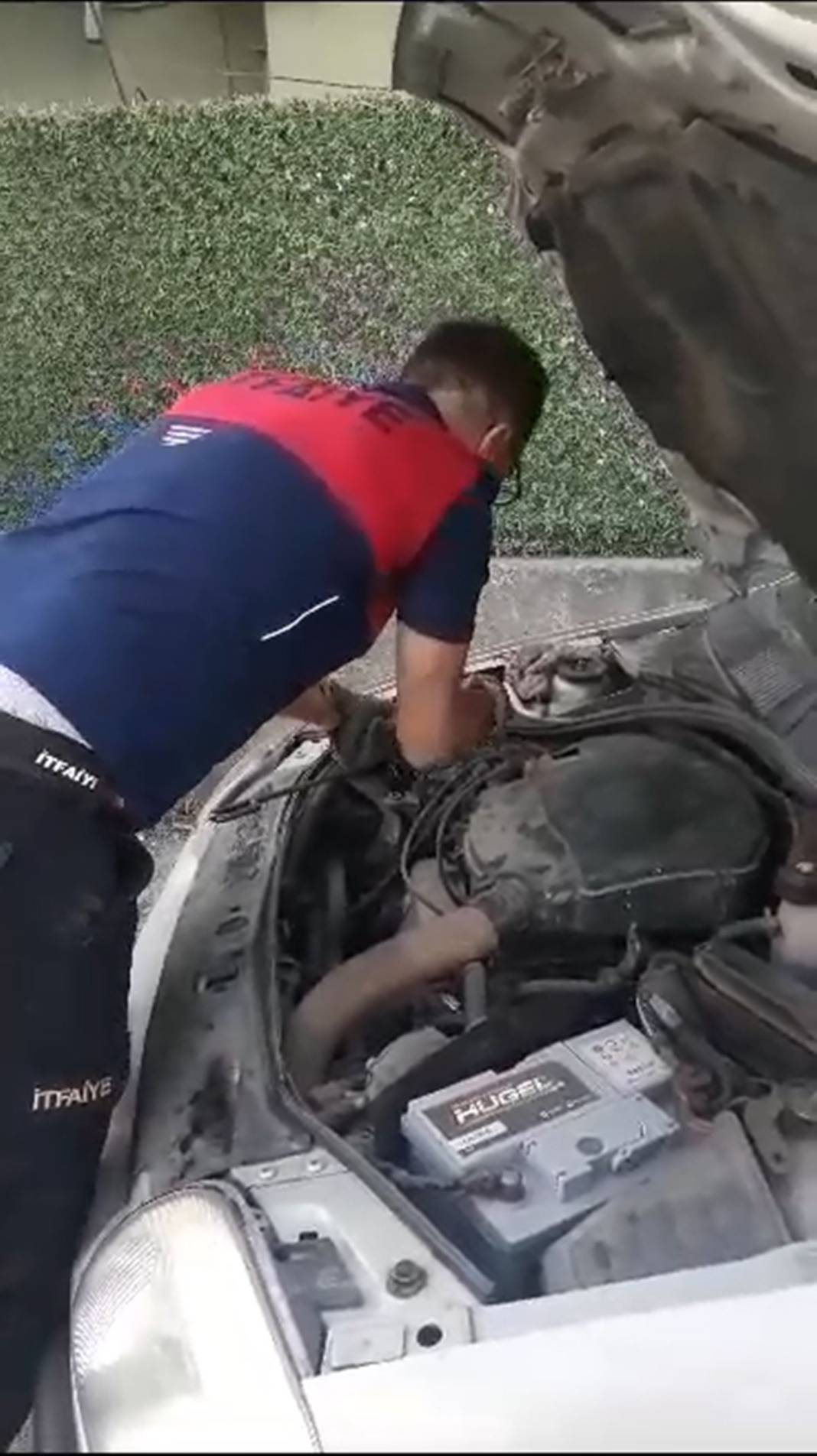 Otomobilin motorundan çıktı, görenler küçük dilini yuttu! İtfaiye ekipleri apar topar geldi, saatler sürdü 1